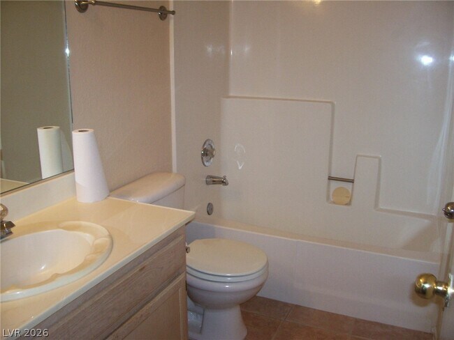 Building Photo - 2204 Silver Pine Dr