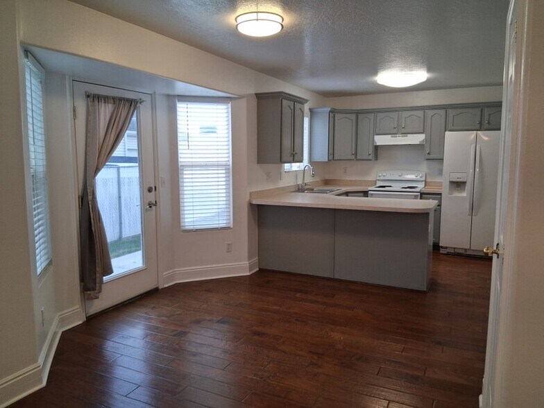 Building Photo - 1412 E 820 S