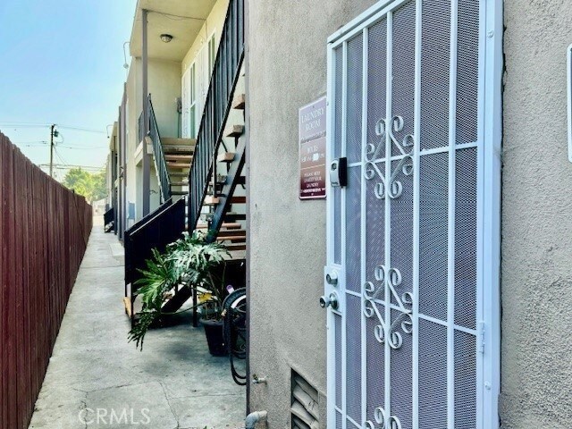 Building Photo - 815 N Rose Ave