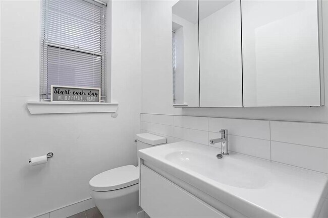 Building Photo - 267 Baldwin Ave