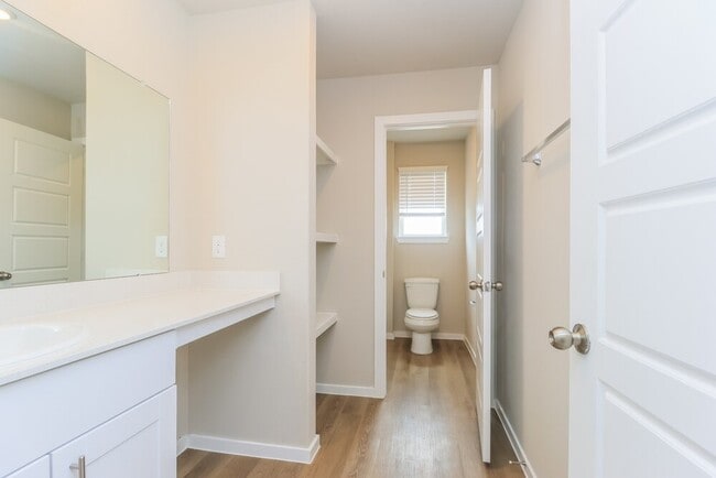 Building Photo - 567 Dalloway St