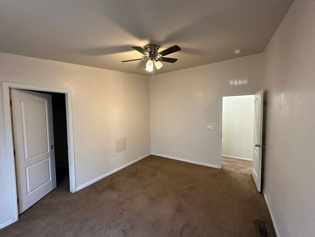 Building Photo - 3 Bed 2 Bath Duplex