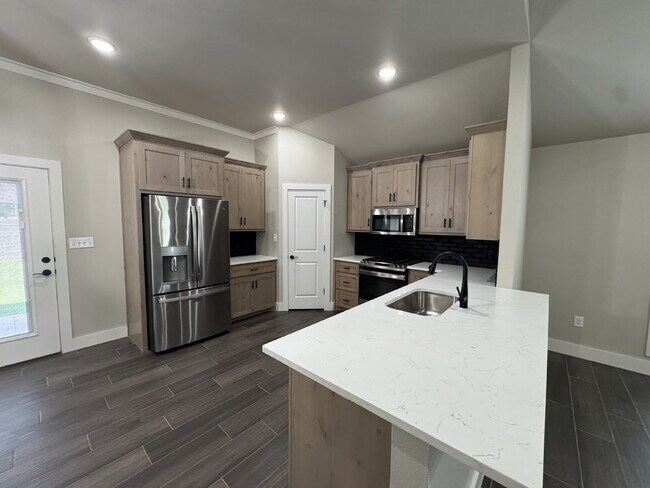 Building Photo - Charming 4-Bedroom Haven with 2 Full Baths...