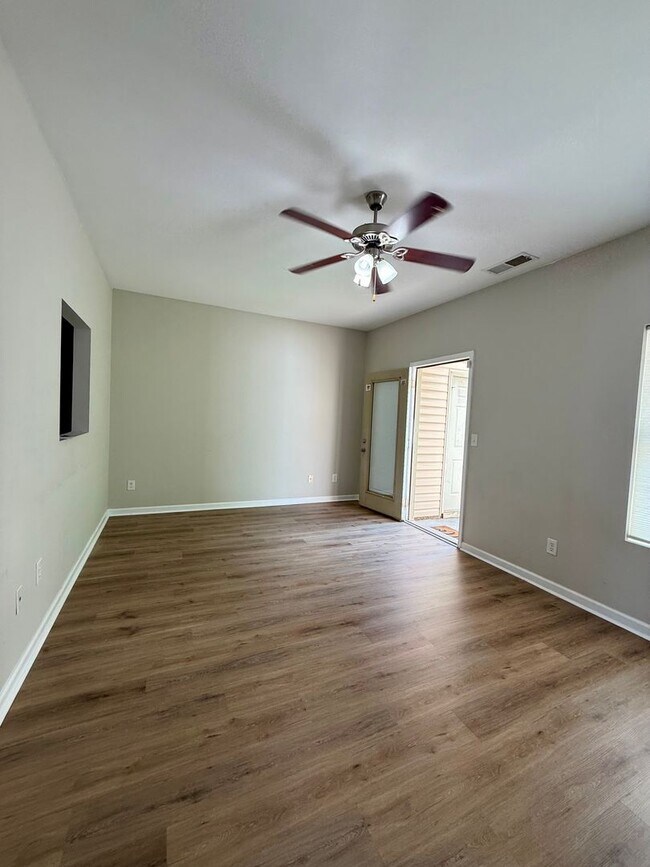 Building Photo - Great Oakwood Location- 3 bedroom, 2.5 bat...