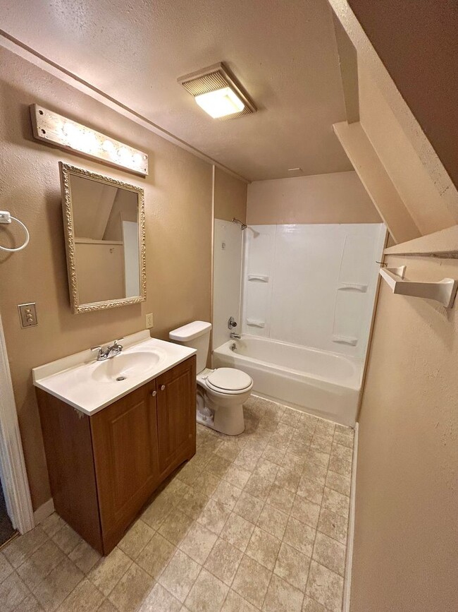 Building Photo - Charming A-Frame Cabin in La Pine!!