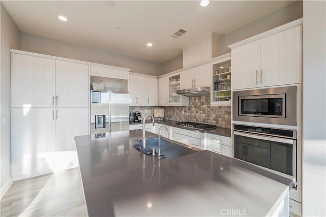 Building Photo - 102 Spectacle