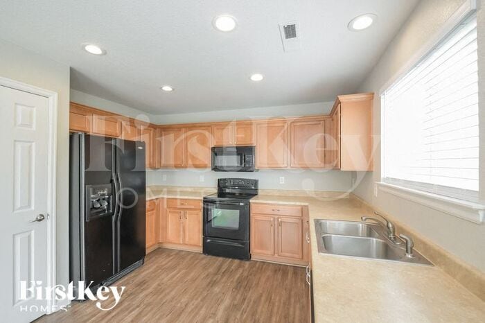 Building Photo - 892 Willow Dr