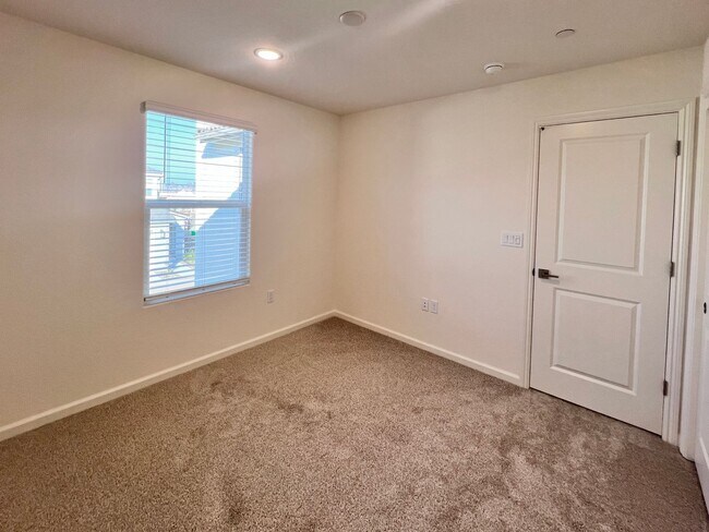 Building Photo - $2,350 Shepherd & Sunnyside, New 3 bed House - Clovis / Solar Panels