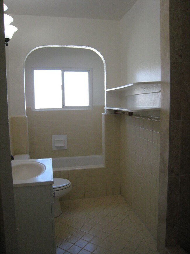 Building Photo - 4220