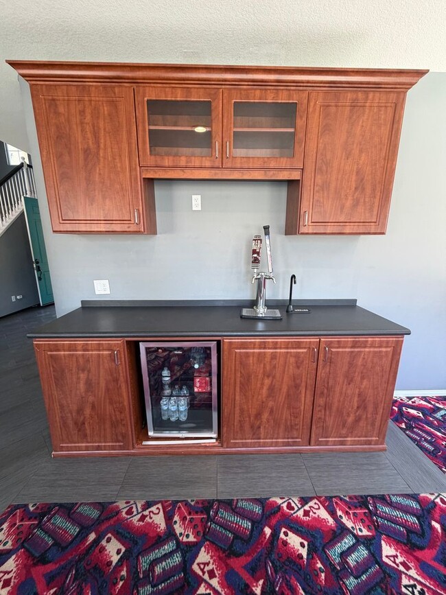 Building Photo - 885 Alsace Dr