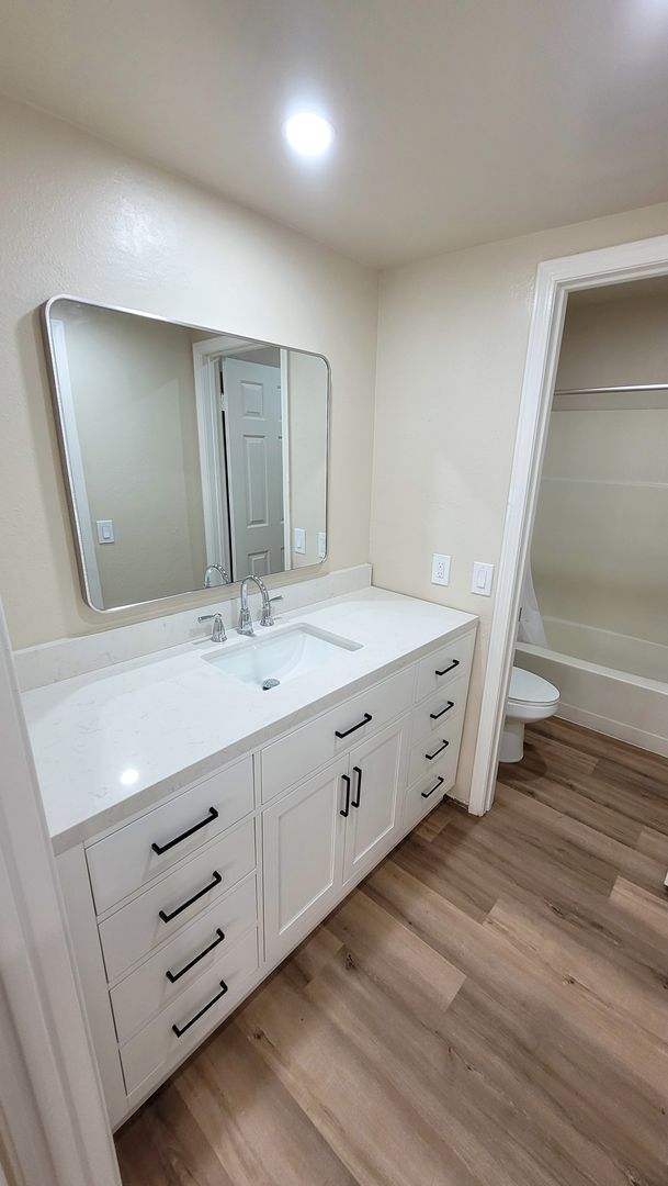 Building Photo - Beautifully Remodeled 3 Bed 3 Bath Townhou...