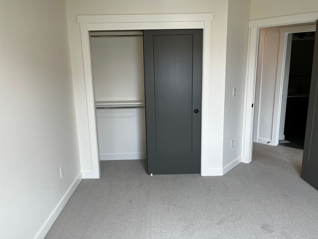 Building Photo - GET $1000 OFF THE FIRST MONTHS RENT!!!