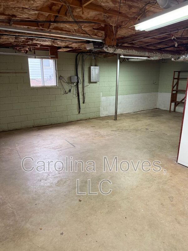 Building Photo - 708 W Lee Rd