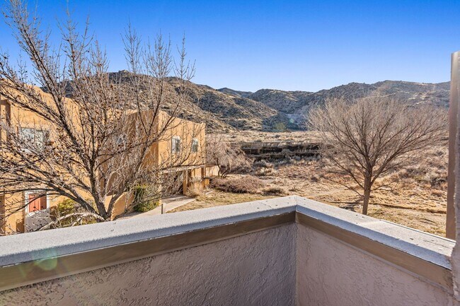 Building Photo - 2900 Vista Del Rey NE