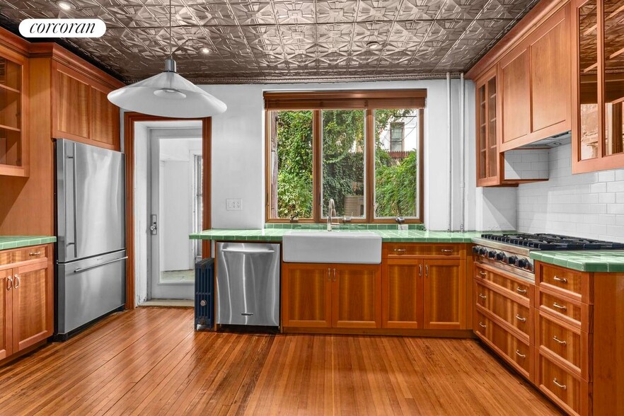 Primary Photo - 131 1/2 Noble St