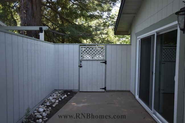 Building Photo - 415 Sutton Pl