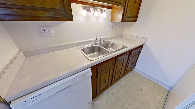 Building Photo - Upper 2 Bedroom 1.5 Bathroom Apartment Available