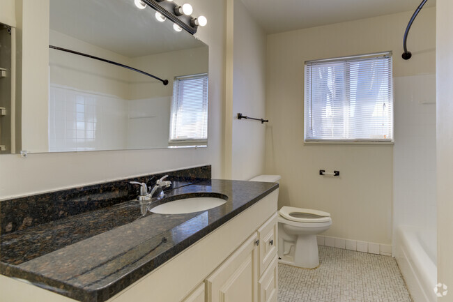 1BR-1BA-700SF - Bathroom - Rivershell Lansing Apartments