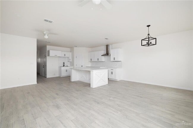 Building Photo - 15 Cassandra St