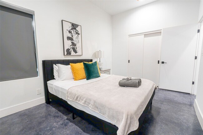 Building Photo - 709 Memorial Heights Dr