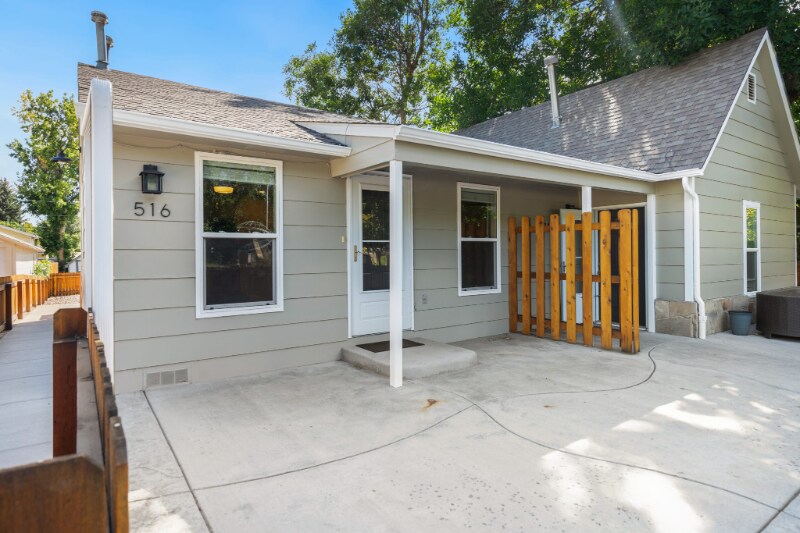 Building Photo - 516 E 1st St