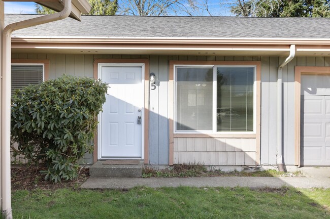 Building Photo - MOVE IN READY NOW! Charming Olympia Duplex...