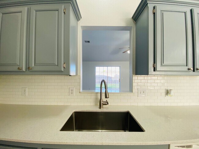 Building Photo - 407 S Pointe Ln