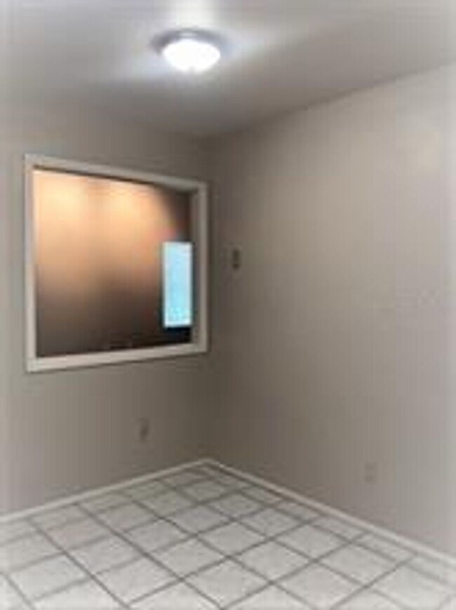 Building Photo - 467 Newton Pl