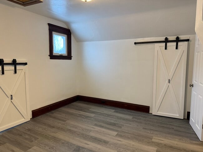 Building Photo - 3 Bed/1 Bath - Unit 132Ngor