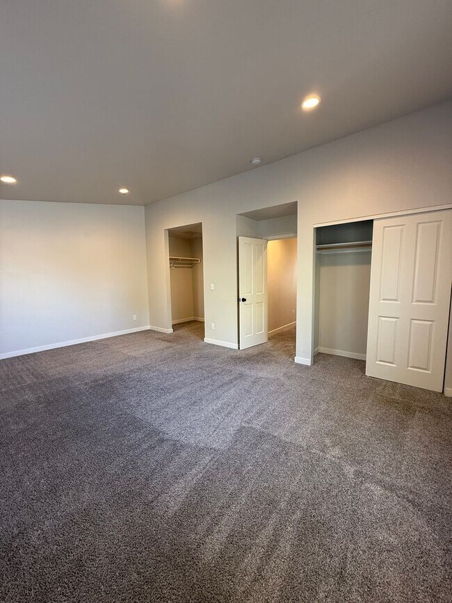 Building Photo - 47 Samantha Ct