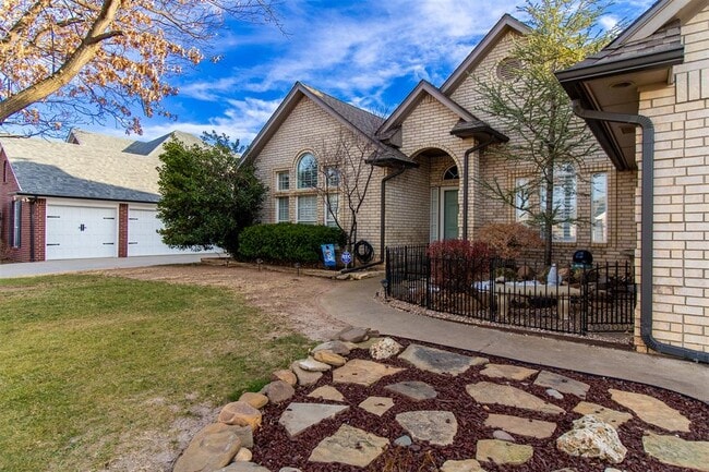 Building Photo - 2812 SW 109th St