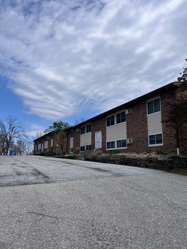 Primary Photo - Woodridge Apartments [1001]