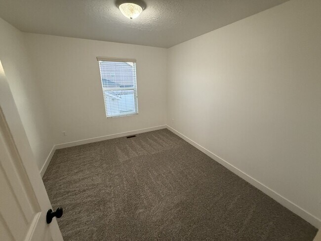 Building Photo - 1427 S Paddock Dr