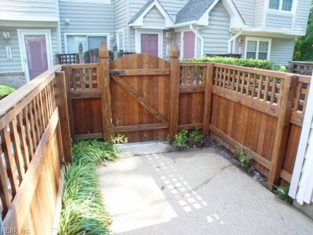 Building Photo - 400 Bracknell Arch