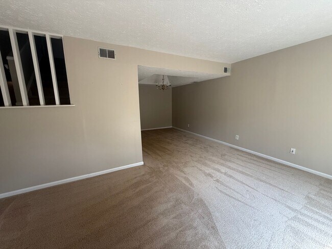 Building Photo - 28 Summercreek Dr