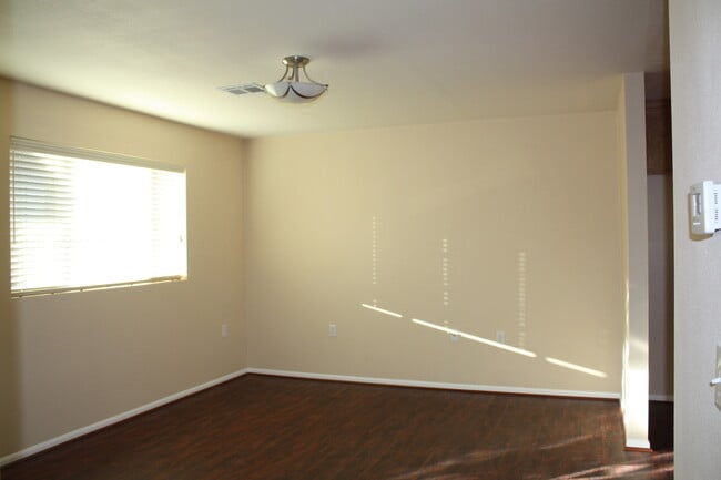 Building Photo - Flint Duplex