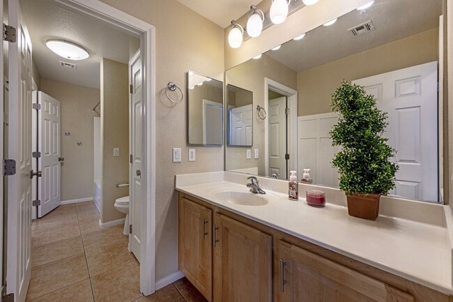 Building Photo - Southwest 5 bd 3 full bath with 2 car gara...