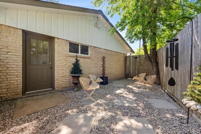 Building Photo - 2331 Carleen Rd