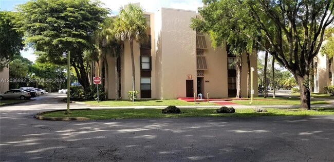 Building Photo - 14201 N Kendall Dr
