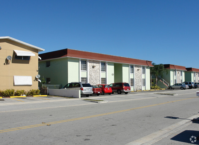 Building Photo - Villa Verde
