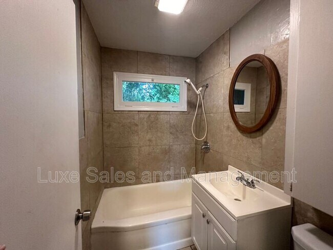 Building Photo - 3409 Willow Creek Dr