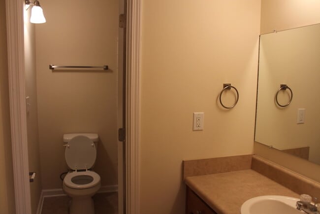 Building Photo - 2 Bedroom/2 Bathroom Condo!