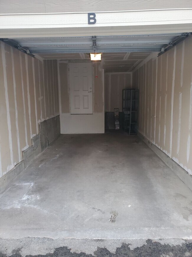 Building Photo - Spacious 2B/2B Main Level Condo With Garage NOW AVAILABLE