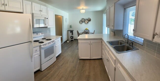 Primary Photo - Beautifully Updated 3 Bedroom 1 Bath Home ...