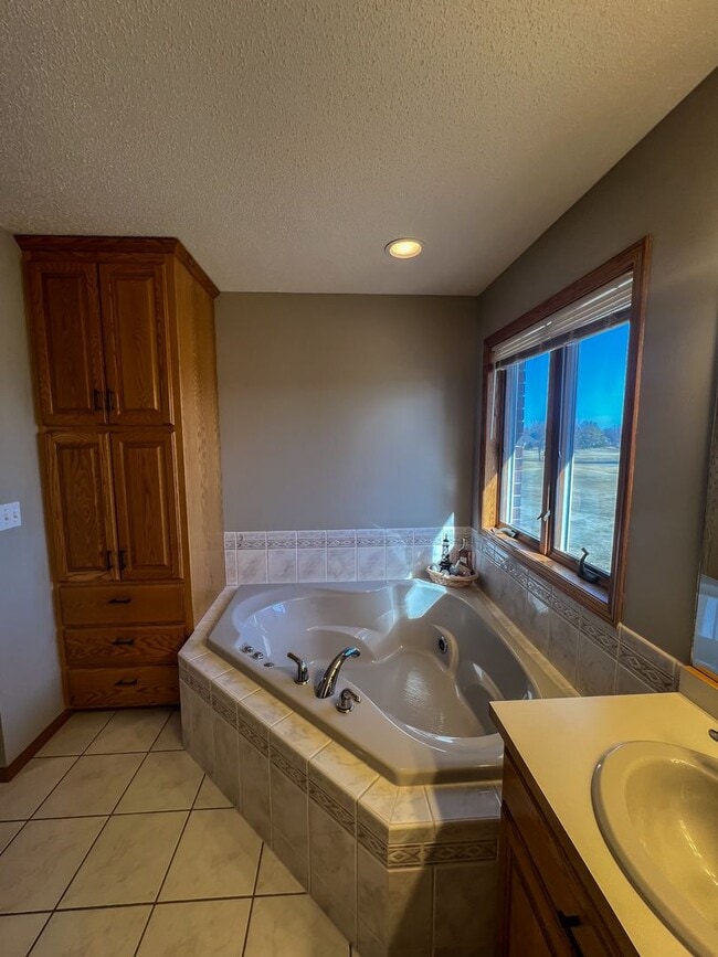 Building Photo - Single Family Home in Moorhead!