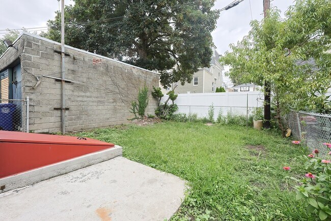 Building Photo - 796 Broadway