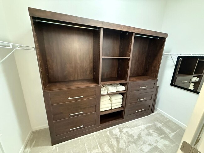 Building Photo - Fully Furnished, 3 Bed, 2 Bath, Turnkey ANNUAL Lease in the Village of Lake Denham