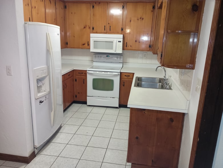 Building Photo - 200 Center St