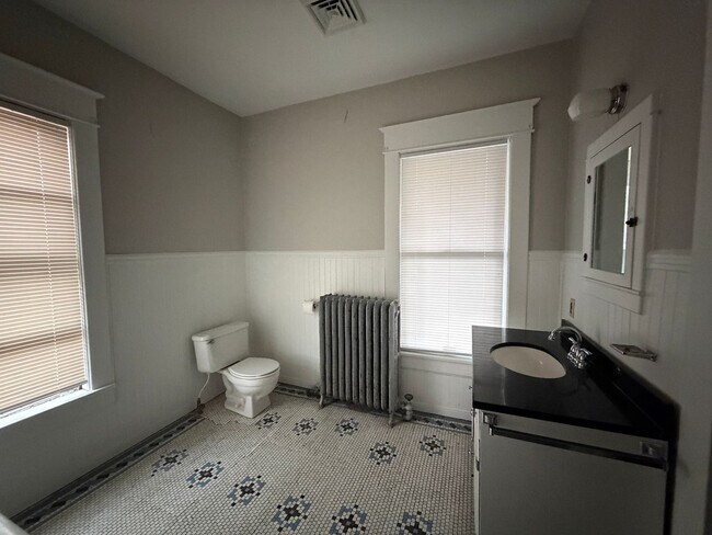 Building Photo - 2216/2218 Memorial Ave SW