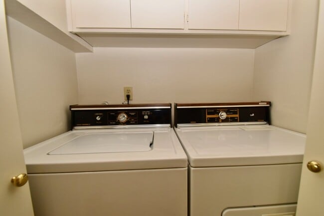 Building Photo - Upgraded Townhouse With Water Views!